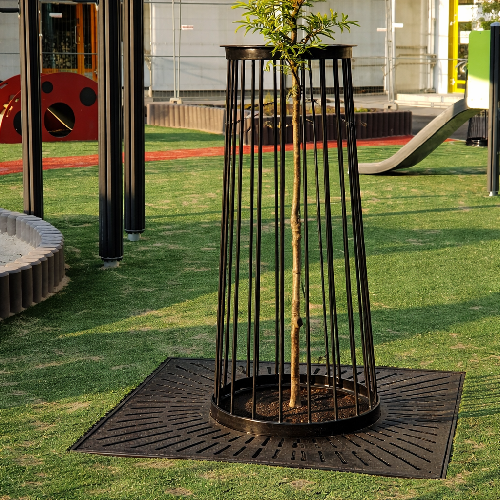 Puun runkosuoja asennettuna leikkipuistoon, Torkki Nature