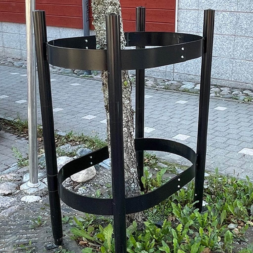 Puun runkosuoja asennettuna kaupunkiympäristön katualueelle, Torkki Porvoo Flex