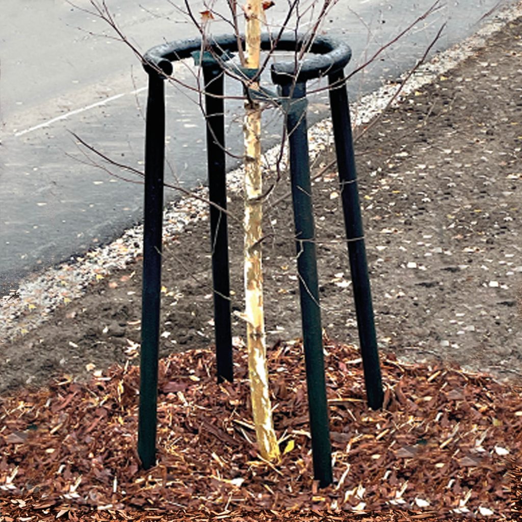 Puun runkosuoja asennettuna kaupunkiympäristön katualueelle. Puun runkosuoja Torkki 400